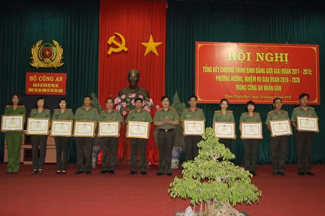 Trung tướng Nguyễn Xuân Mười, Phó Tổng cục trưởng Tổng cục Chính trị CAND trao bằng khen tặng các tập thể, cá nhân có thành tích trong công tác bình đẳng giới.