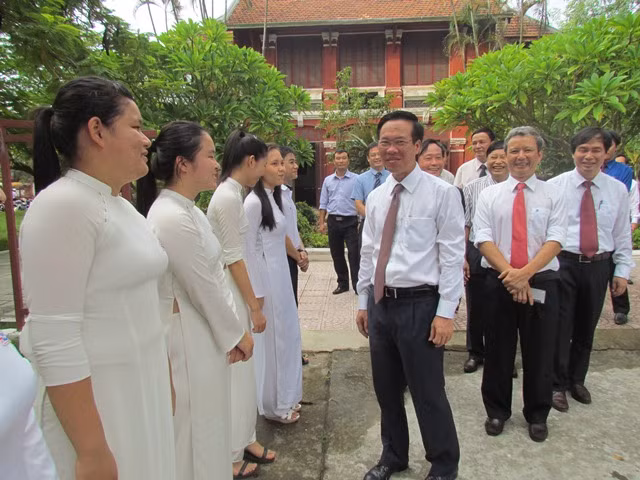 Đồng chí Võ Văn Thưởng, Uỷ viên Bộ Chính trị, Trưởng Ban Tuyên giáo Trung ương thăm hỏi các em học sinh ở Thừa Thiên- Huế trong năm học mới.