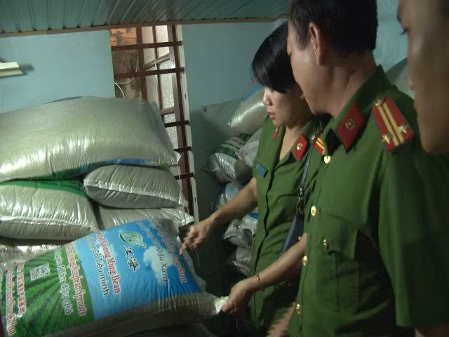 Đội Cảnh sát PCTP về môi trường Công an TP Huế kiểm tra cơ sở giá đậu của ông Thành.