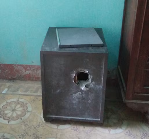 Két sắt tại phòng Kế toán UBND xã Thượng Long bị trộm đục phá lấy tiền.