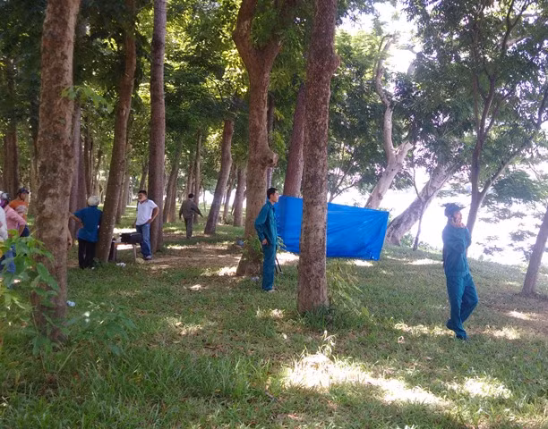 Cơ quan chức năng tiến hành khám nghiệm tử thi nạn nhân xấu số.