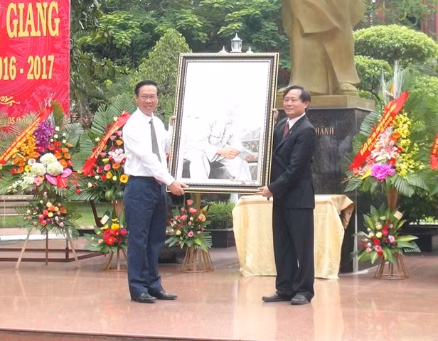 Đồng chí Võ Văn Thưởng tặng quà cho trường THPT chuyên Quốc học Huế nhân dịp lễ khai giảng năm học 2016-2017.