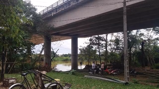 Cầu Chợ Dinh, nơi nam thanh niên gieo mình xuống sông Hương tự vẫn.