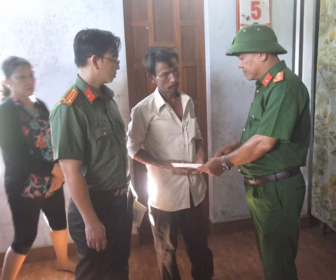 Đại tá Lê Văn Vũ, Phó Giám đốc Công an tỉnh Thừa Thiên- Huế trao tiền hỗ trợ cho các gia đình có nạn nhân đuối nước.