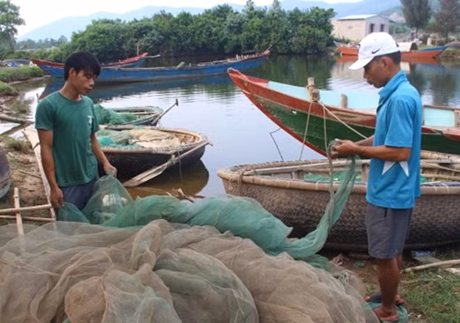 Ngư dân Lộc Vĩnh phản ánh chưa nhận được tiền hỗ trợ sau vụ cá chết.