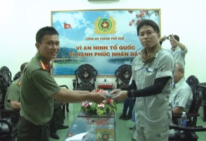 Công an TP Huế trao trả tài sản cho ông Yasushi Arai.