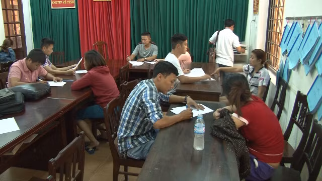 Công an TP Huế lấy lời khai các đối tượng.