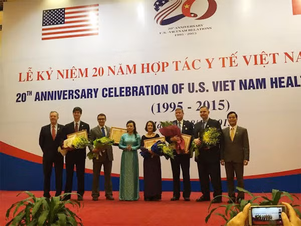 Đại sứ Ted Osius, Bộ trưởng Bộ Y tế Nguyễn Thị Kim Tiến và Thứ trưởng Bộ Ngoại giao Hà Kim Ngọc cùng các cán bộ ngoại giao Hoa Kỳ được trao Kỷ niệm chương Vì sức khỏe nhân dân.