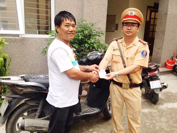 Lực lượng CSGT bàn giao lại xe cho anh Trần Hoài Thanh.