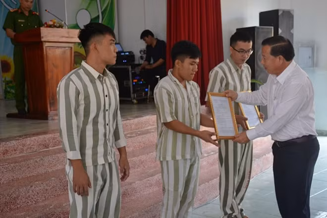 Lãnh đạo Cục Cảnh sát QLTG, CSGDBB, TGD; UBND tỉnh Long An, Viện KSND, Tòa án nhân dân tỉnh Long An trao Quyết định giảm thời hạn chấp hành án phạt tù cho những phạm nhân .