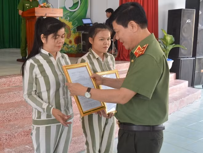 Thứ trưởng Nguyễn Văn Sơn trao Quyết định giảm thời hạn chấp hành án phạt tù cho những phạm nhân đã có quá trình học tập, lao động, cải tạo tiến bộ.