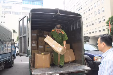 Lực lượng Công an phải dùng 7 ô tô tải như trên để vận chuyển tang vật về trụ sở cơ quan Công an để điều tra, giám định.