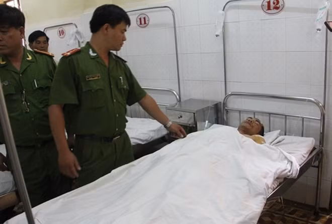 Trung úy Nguyễn Quốc Năm đang được điều trị cấp cứu tại Bệnh viện Đa khoa tỉnh Đắk Lắk.