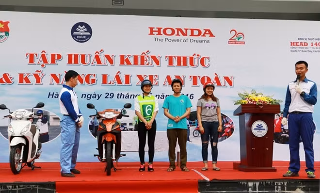 Các kỹ thuật viên hướng dẫn cách đeo mũ bảo hiểm đúng kỹ thuật, đảm bảo an toàn.