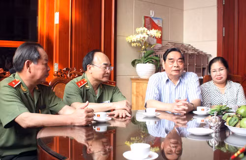 Thứ trưởng Bùi Quang Bền thăm, chúc Tết gia đình đồng chí Lê Hồng Anh, Ủy viên Bộ Chính trị, Thường trực Ban Bí thư, nguyên Bộ trưởng Bộ Công an.