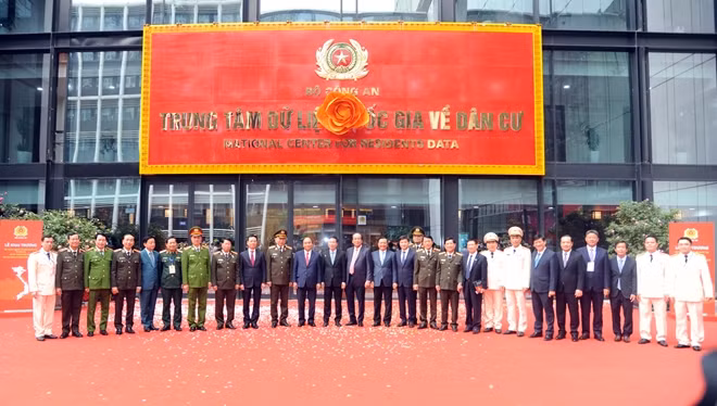 Các đại biểu dự lễ khai trương.