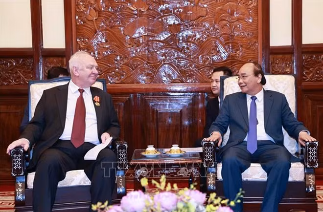 Chủ tịch nước Nguyễn Xuân Phúc và Đại sứ Vnukov.