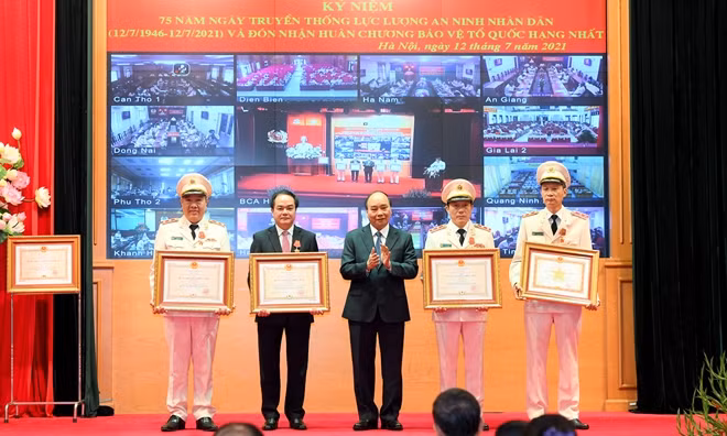Chủ tịch nước Nguyễn Xuân Phúc trao Huân chương Quân công hạng Ba tặng Trung tướng Nguyễn Khắc Khanh; trao Huân chương Chiến công hạng Nhất tặng Trung tướng Lương Tam Quang, đồng chí Vũ Chiến Thắng, Trung tướng Đặng Ngọc Tuyến.