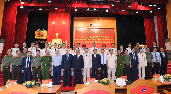 Chủ tịch nước Nguyễn Xuân Phúc và các đại biểu dự lễ kỷ niệm.
