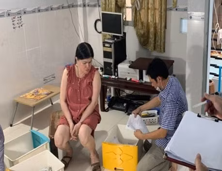 Khám xét nơi ở Nguyễn Thị Thủy Liên, đối tượng cầm đầu.