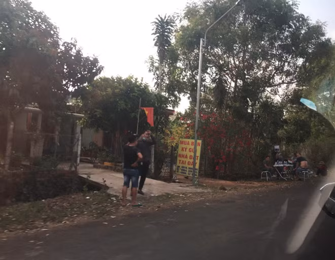 Câu chuyện ở đây bây giờ chỉ xoay quanh mua bán đất.