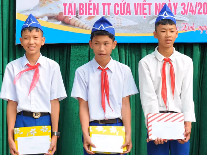 Ba em học sinh dũng cảm được tuyên dương.