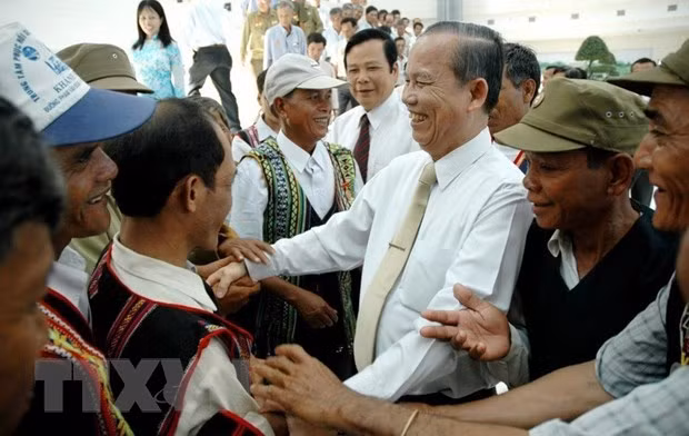 Phó Thủ tướng Trương Vĩnh Trọng tiếp Đoàn đại biểu gia đình chính sách, gia đình có công với Cách mạng của hai tỉnh Gia Lai và Kiên Giang, ngày 23/5/2007, tại Hà Nội. (Ảnh: Tùng Lâm/TTXVN)