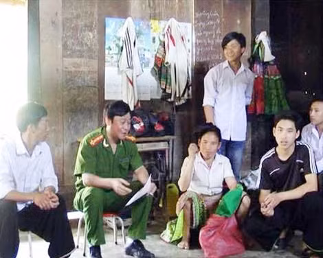 Lực lượng Công an tuyên truyền vận động nhân dân chấp hành pháp luật, giữ nếp sống văn hóa.
