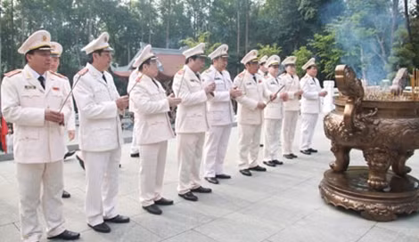Ban Giám đốc Học viện Chính trị CAND dâng hương trước anh linh của Bác Hồ.