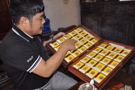 Những đồng tiền xu cổ quý được anh Thạo giữ gìn rất cẩn thận.