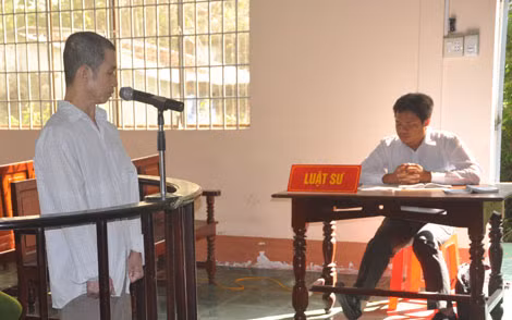 Đối tượng Hùng trước vành móng ngựa.