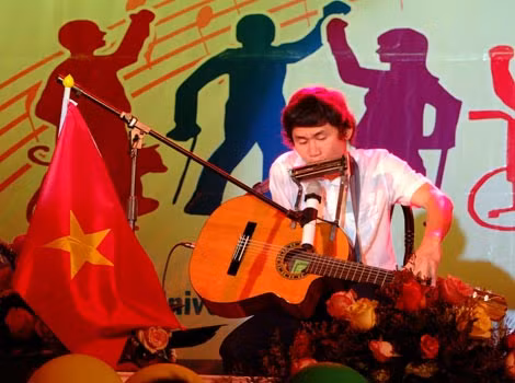 “Dị nhân” Nguyễn Thế Vinh trên sân khấu. “Dị nhân” Nguyễn Thế Vinh trên sân khấu.