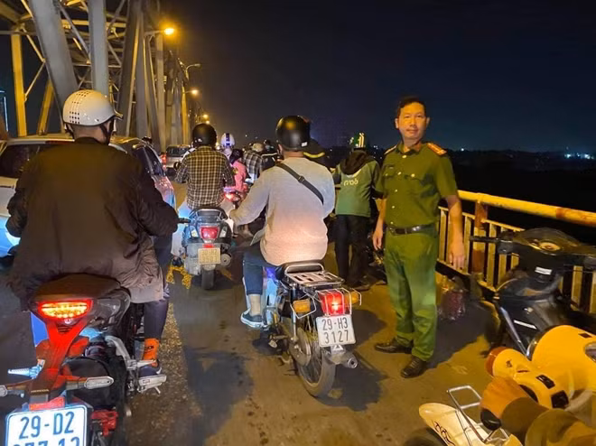 Vụ việc thu hút chú ý của người đi đường.