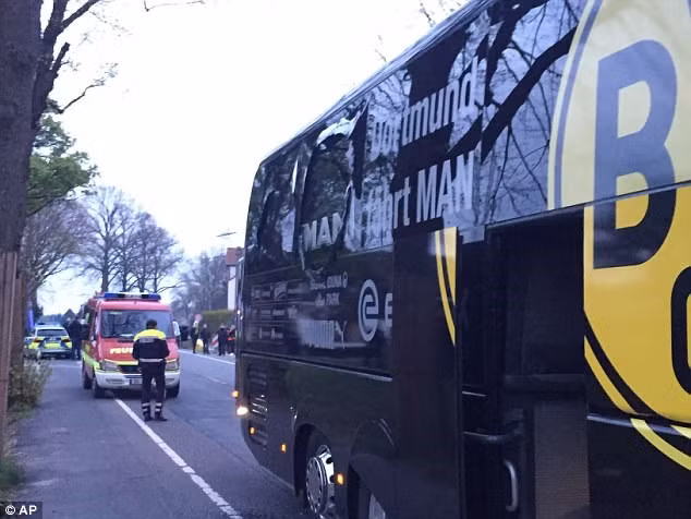Chiếc xe chở cầu thủ Dortmund bị tấn công. Chiếc xe chở cầu thủ Dortmund bị tấn công.