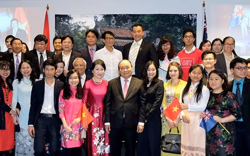 Thủ tướng và Phu nhân cùng các sinh viên Việt Nam đang học tập tại New Zealand.