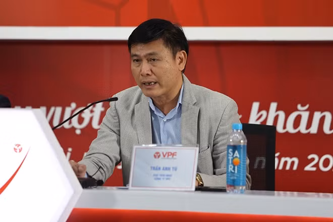 Chủ tịch VPF Trần Anh Tú trả lời phỏng vấn tại buổi lễ.