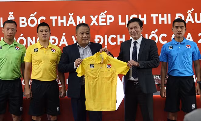 Công ty Động Lực sẽ trao mẫu bóng và áo trọng tài mới.