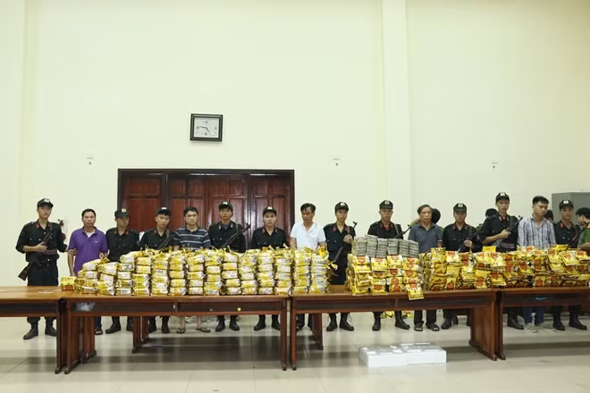 Các đối tượng và tang vật trong vụ án ma túy tại Hà Tĩnh bị lực lượng Công an bắt giữ.