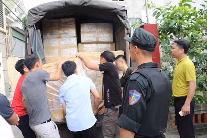 Các cán bộ Công an bốc dỡ số ma túy thu giữ được.