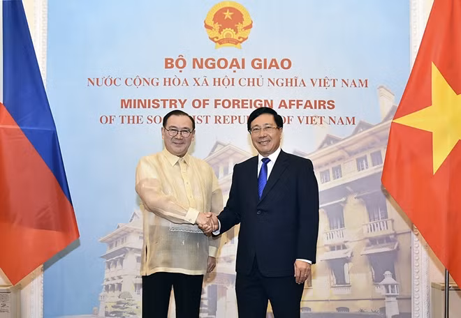 Phó Thủ tướng Phạm Bình Minh và Bộ trưởng Ngoại giao Philippines Teodoro Lopez Locsin Jr. - Ảnh: VGP/Hải Minh