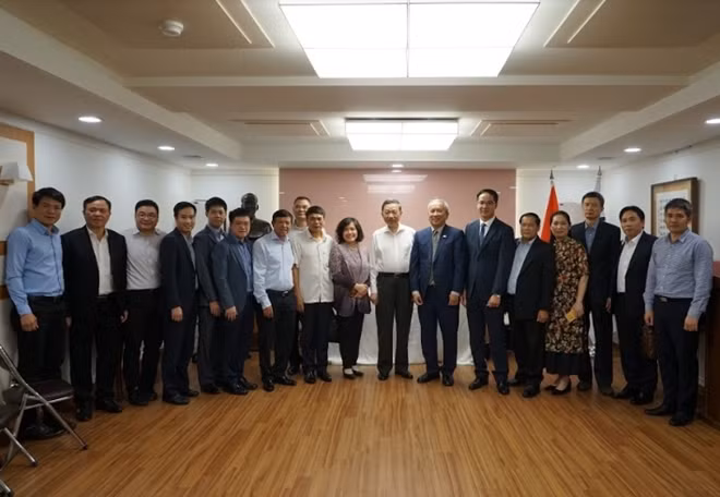 Bộ trưởng Tô Lâm thăm Đại sứ quán Việt Nam tại Hàn Quốc.