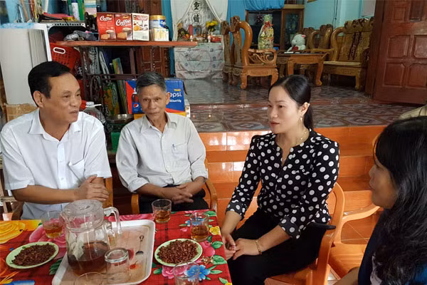 Đại diện chủ đầu tư thủy điện Sông Bung 2 trao sổ tiết kiệm cho chị Phượng, vợ nạn nhân xấu số do sự cố vỡ đường ống.