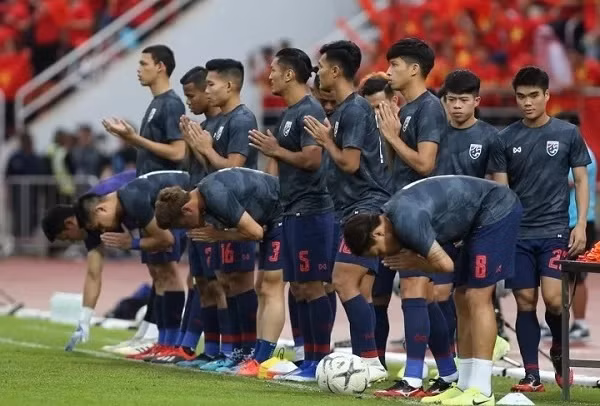 Các cầu thủ Thái Lan chào khán giả nhà. Ảnh: VNE. Các cầu thủ Thái Lan chào khán giả nhà. Ảnh: VNE.