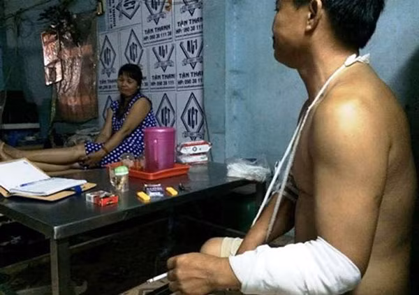 Ông Đức trở về nhà sau khi được cấp cứu tại bệnh viện.