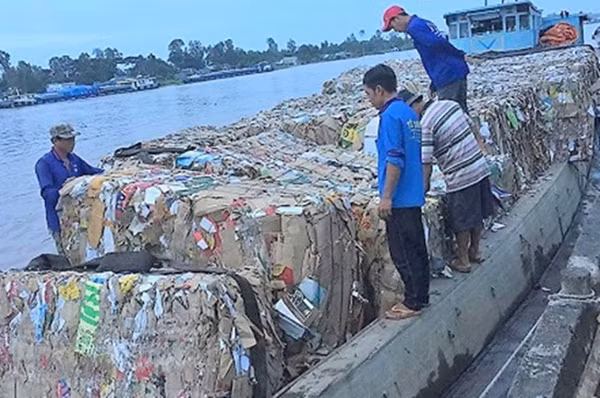 Phế liệu nhập lậu bị Cục Hải quan An Giang bắt giữ tháng 8-2018.