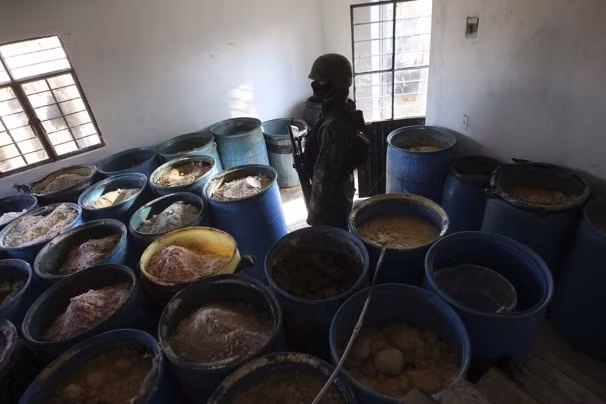 Căn phòng chứa những thùng đựng các chất bột được cho là methamphetamine thô bị bắt giữ được trong một nông trại vùng ngoại ô Guadalajara, Mexico, vào tháng 2-2012.