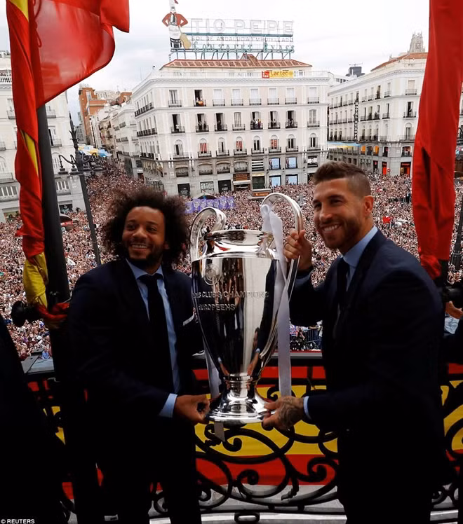 Marcelo và Ramos cùng cầm chiếc cup vô địch trước hàng ngàn người hâm mộ Real. Ảnh: Reuters.