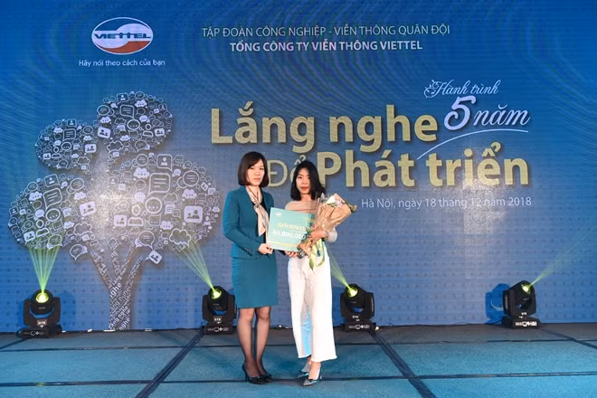 Bà Cao Thị Thu Huyền, Phó Tổng Giám đốc Tổng Công ty Viễn thông Viettel trao giải Kim Cương trị giá 60 triệu đồng cho khách hàng Nguyễn Thị Huyền Trang
