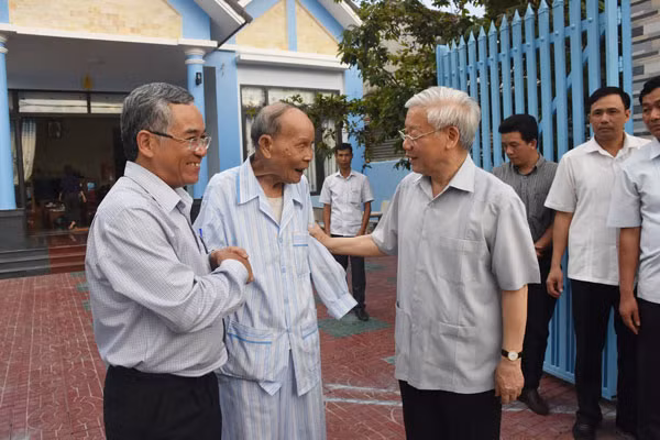 Tổng Bí thư Nguyễn Phú Trọng thăm và tặng quà gia đình cán bộ lão thành cách mạng ở Kon Tum.