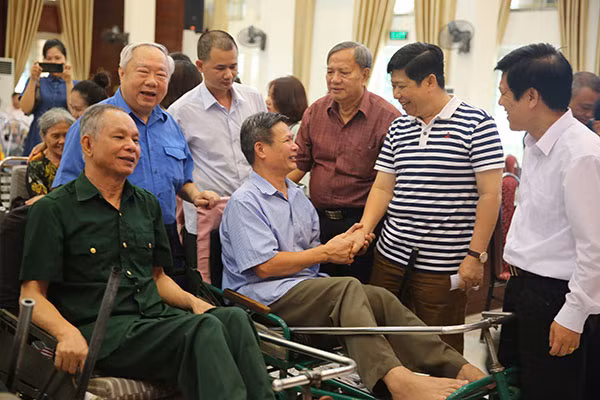 Đồng chí Vũ Mão, nguyên Chủ nhiệm Văn phòng Quốc hội và ông Nguyễn Văn Hùng, Chủ tịch Công ty Phượng Hoàng thăm hỏi thương – bệnh binh ở Trung tâm Điều dưỡng Thương binh Thuận Thành.